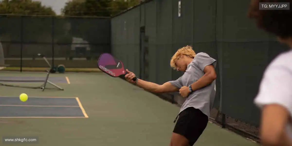 专业装备，轻松掌控赛场！🎾 品质与潮流，为你的热爱加冕！